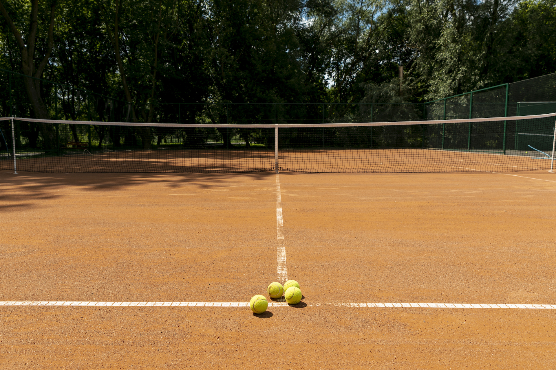 Foto de una cancha de tenis de polvo de ladrillo en Buenos Aires